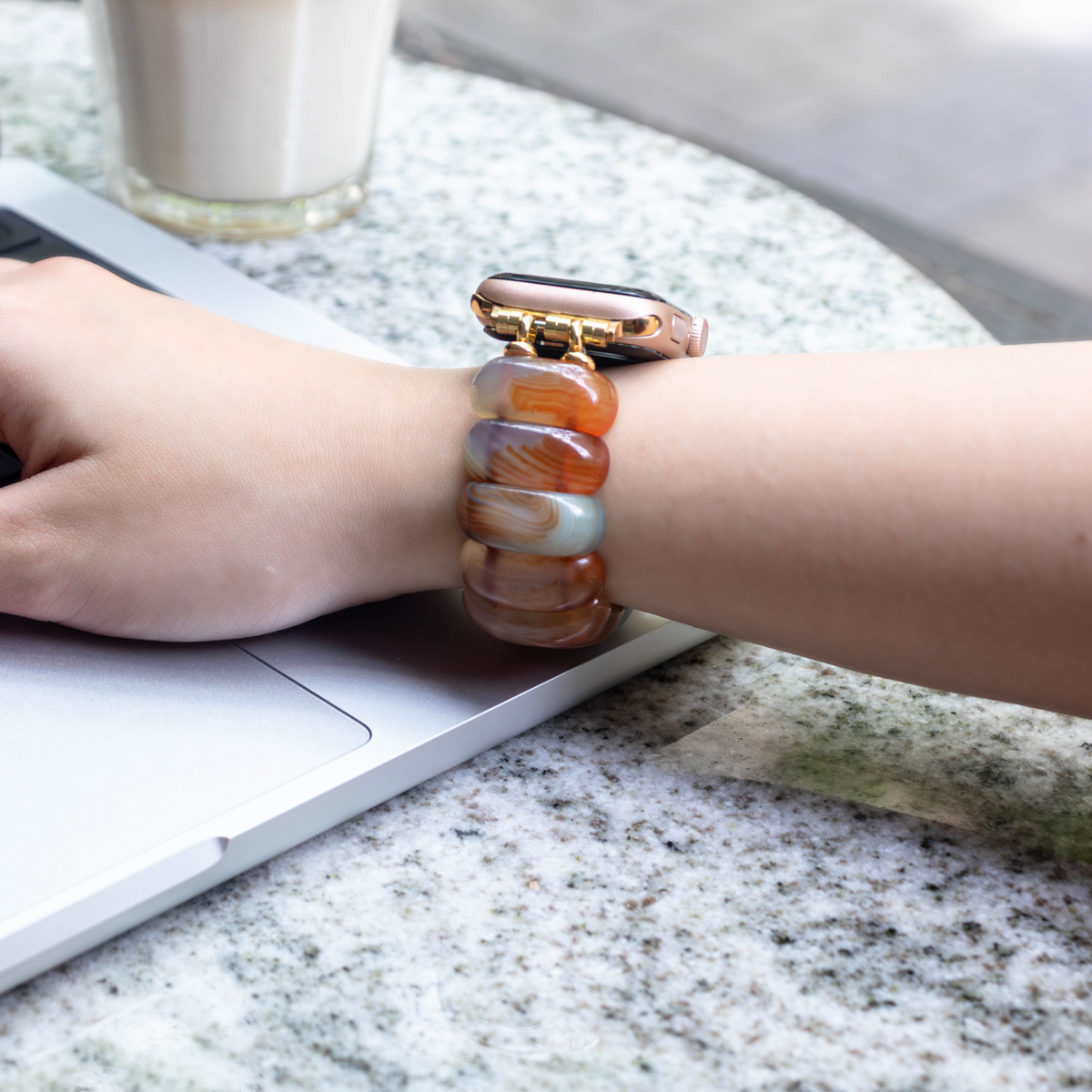 سوار ساعة آبل مطاطي من العقيق الذهبي الغسق