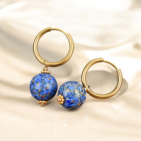 أقراط حلقية كروية مرصعة بنجوم الياقوت السماوي