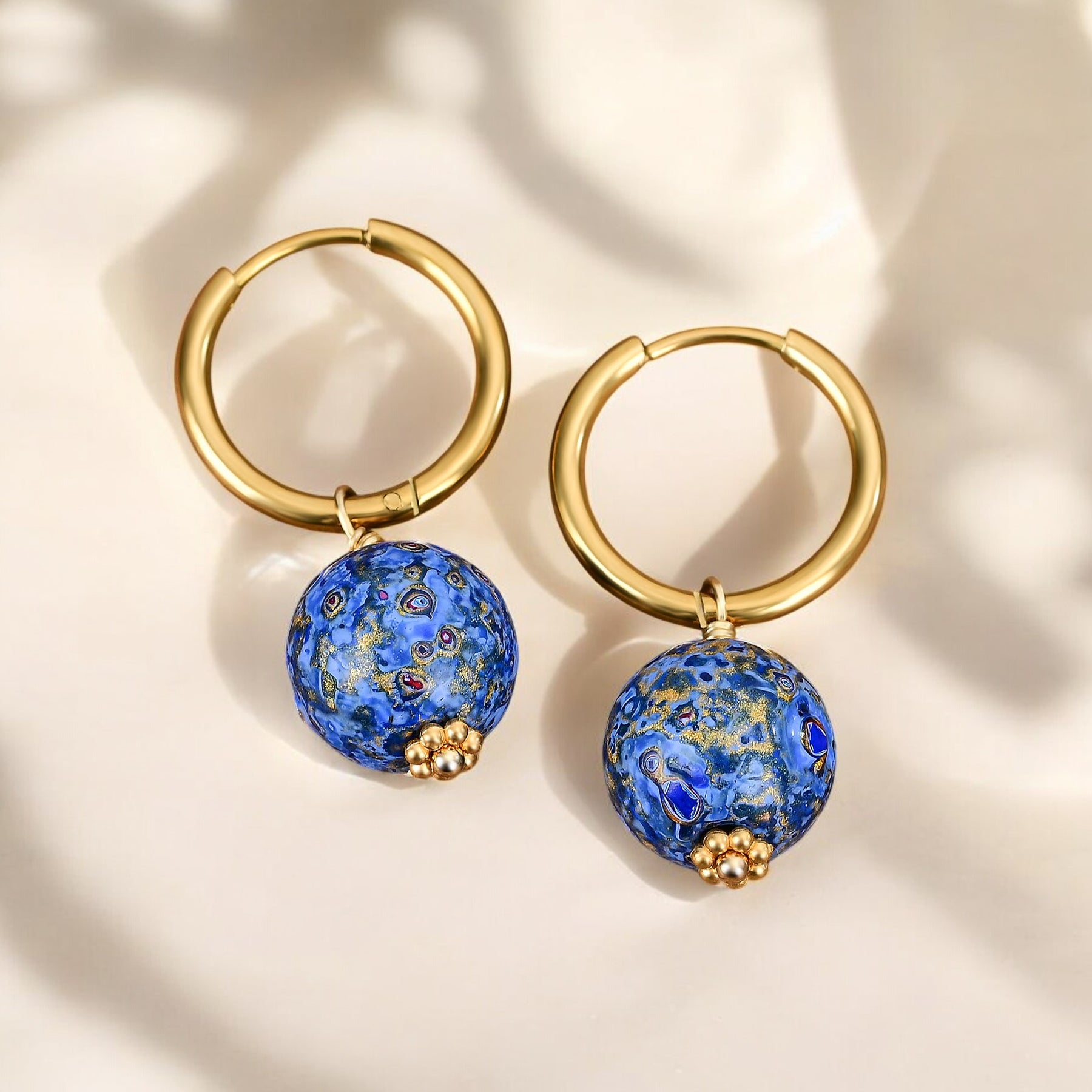 أقراط حلقية كروية مرصعة بنجوم الياقوت السماوي