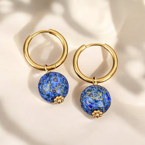 أقراط حلقية كروية مرصعة بنجوم الياقوت السماوي