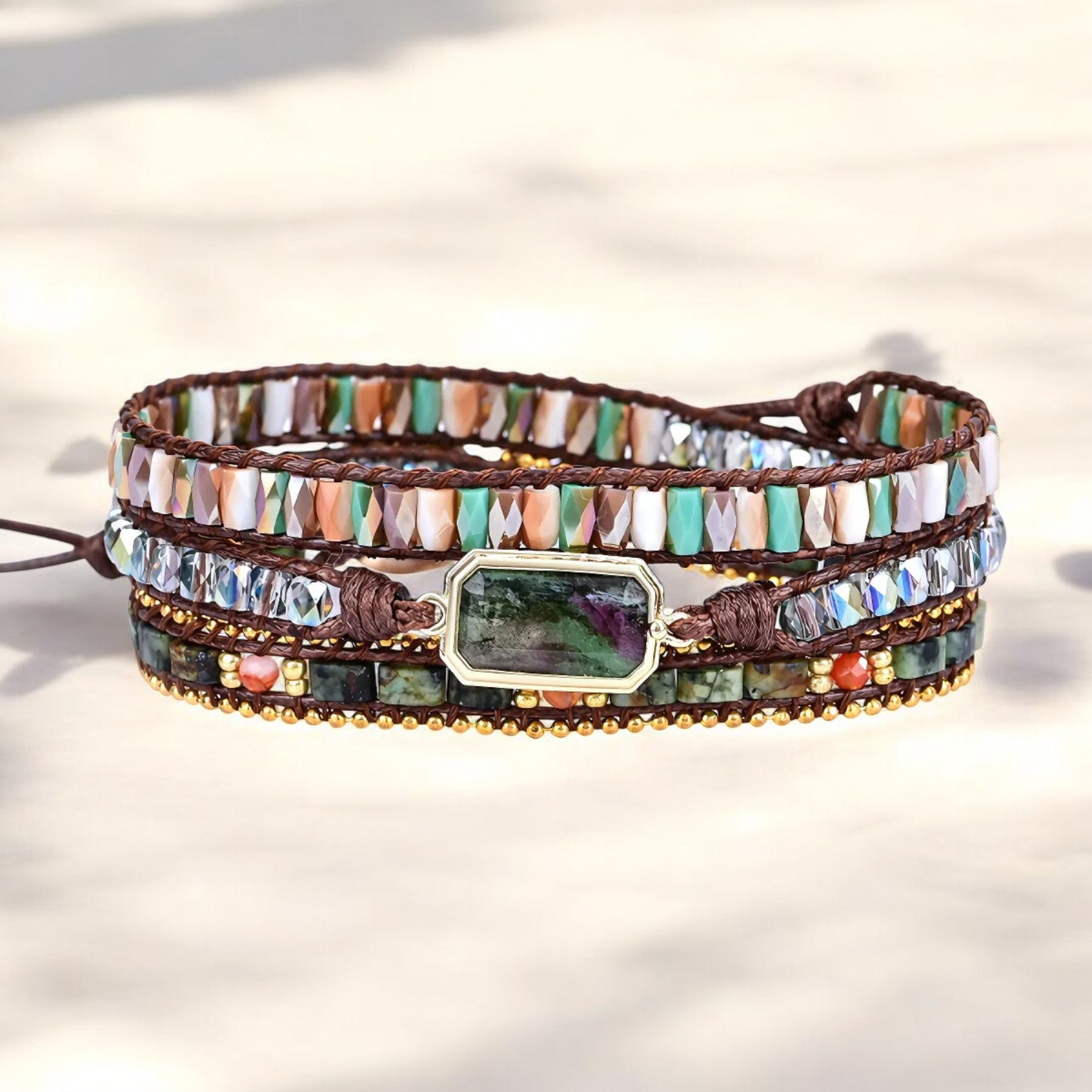 سوار ملفوف بأرض الغموض