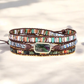 سوار ملفوف بأرض الغموض