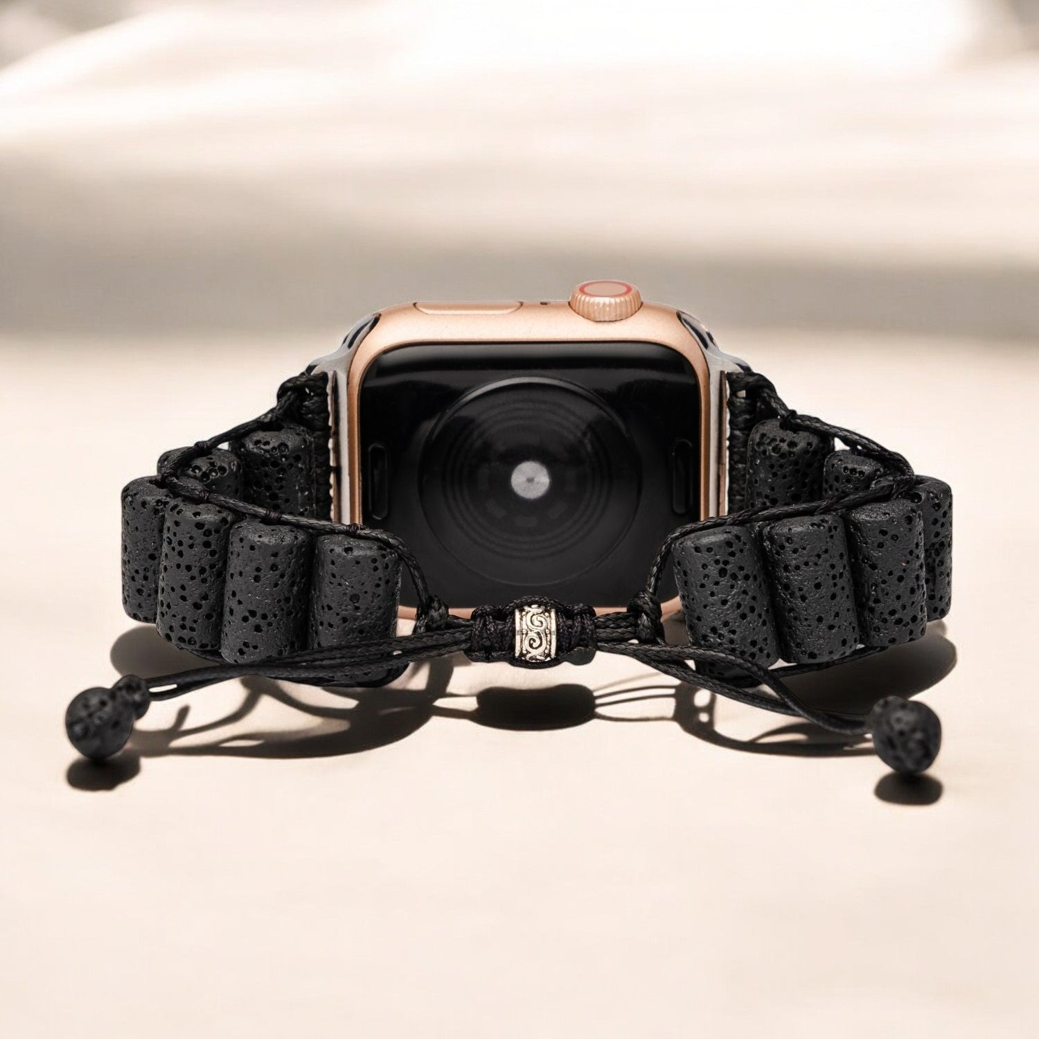 سوار ساعة آبل من حجر اللافا